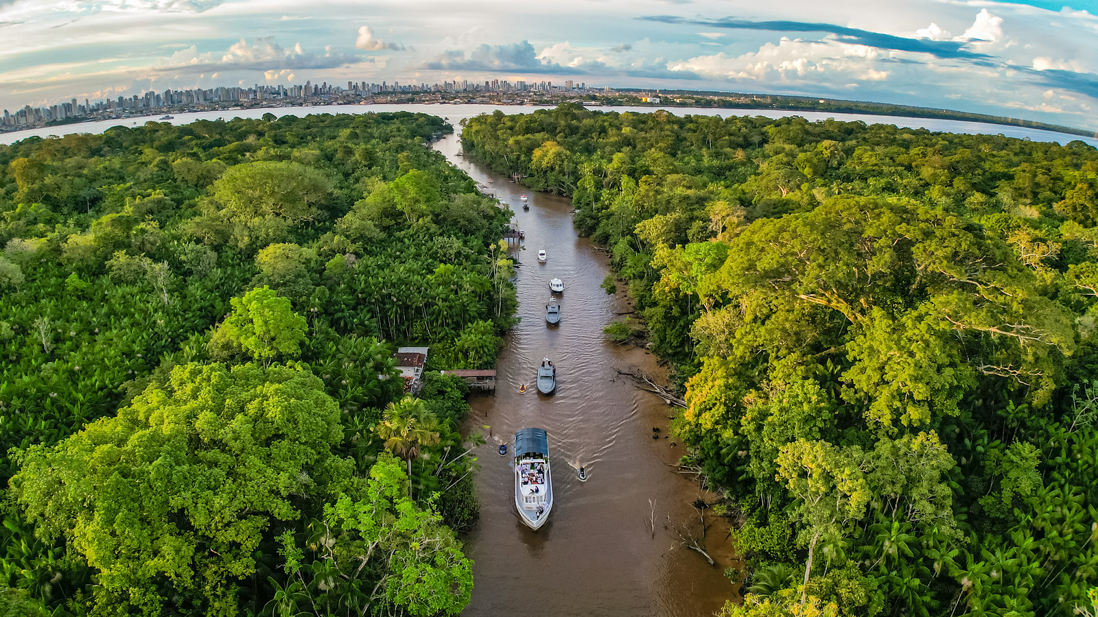 Dois barcos em um braço do riom em Belém do Pará